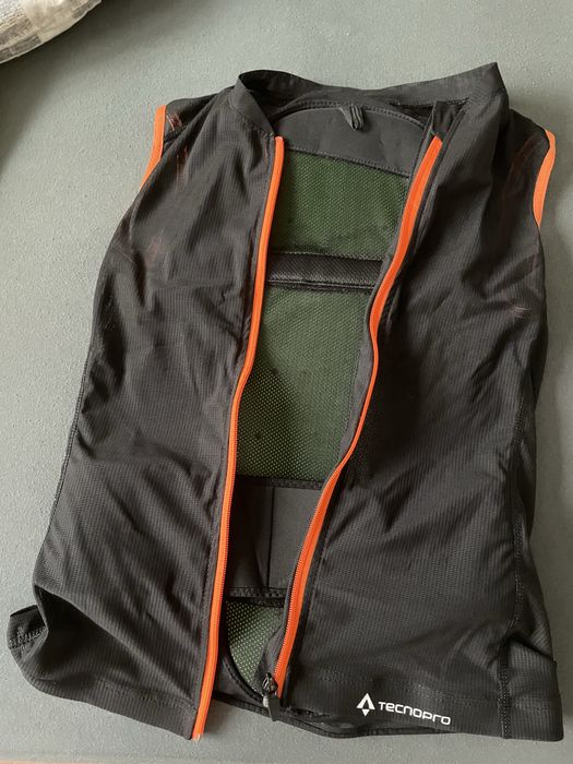 Мото жилетка с протектор на гърба