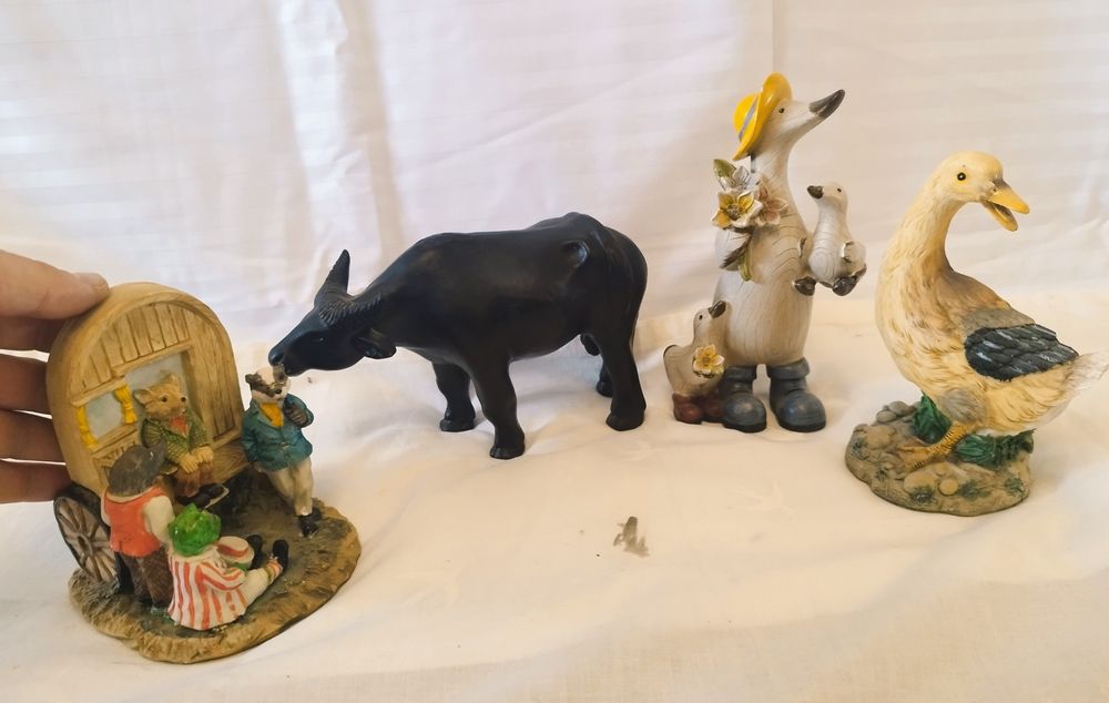 Figurine decorative Colecția Leonardo, din rășină acrilica.