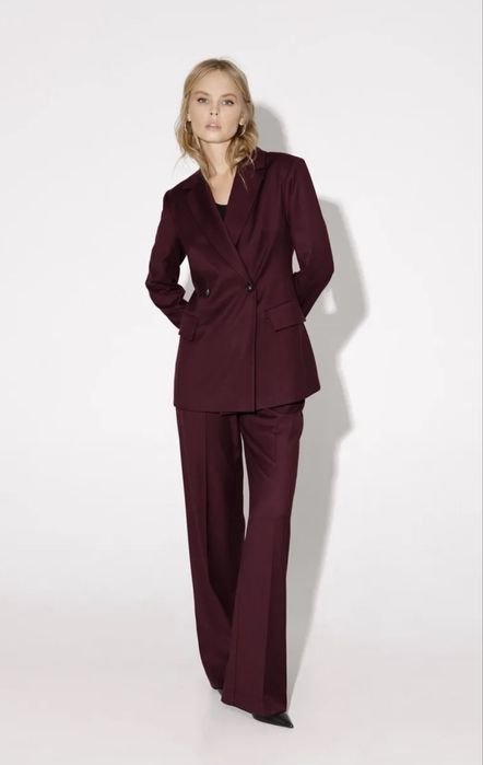 Продаю стильный женский костюм цвета марсала