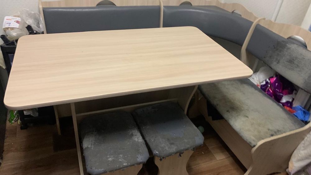 Кухонная зона стол лавочка