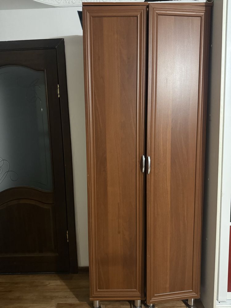 Сервант с двумя шкафами