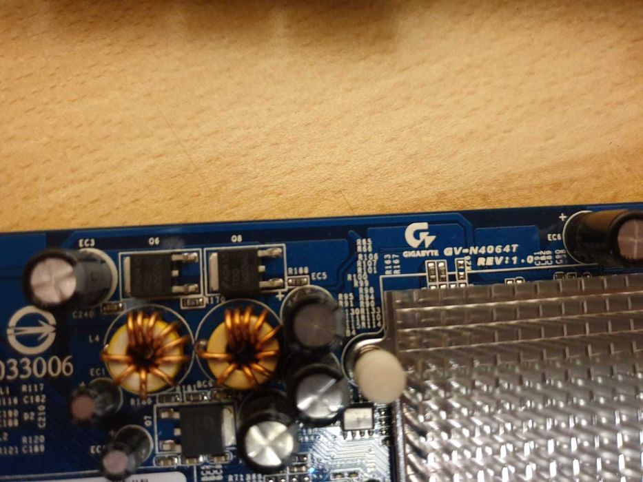 Placi video AGP: NVIDIA GeForce4 MX440, MX4000, ATI Radeon 7000 etc