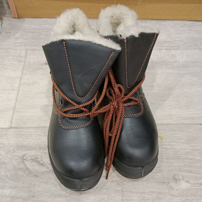 Продам спецобувь 42 размера