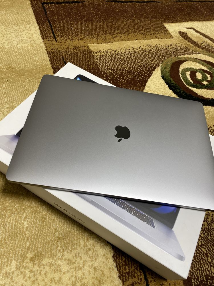 Macbook pro 16 4K 16/512