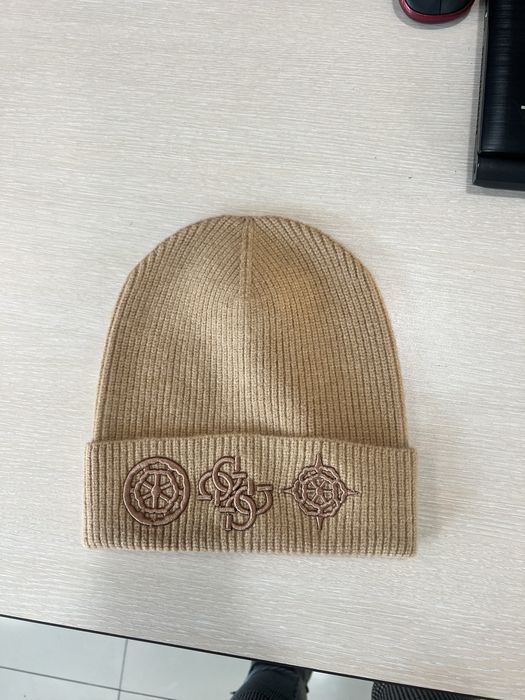 Бежова зимна шапка на Guess