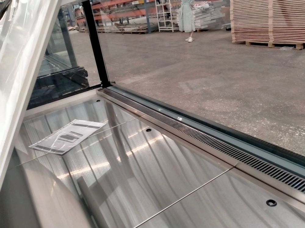 Vitrina frigorifica orizontala pentru mezeluri cu gram drept