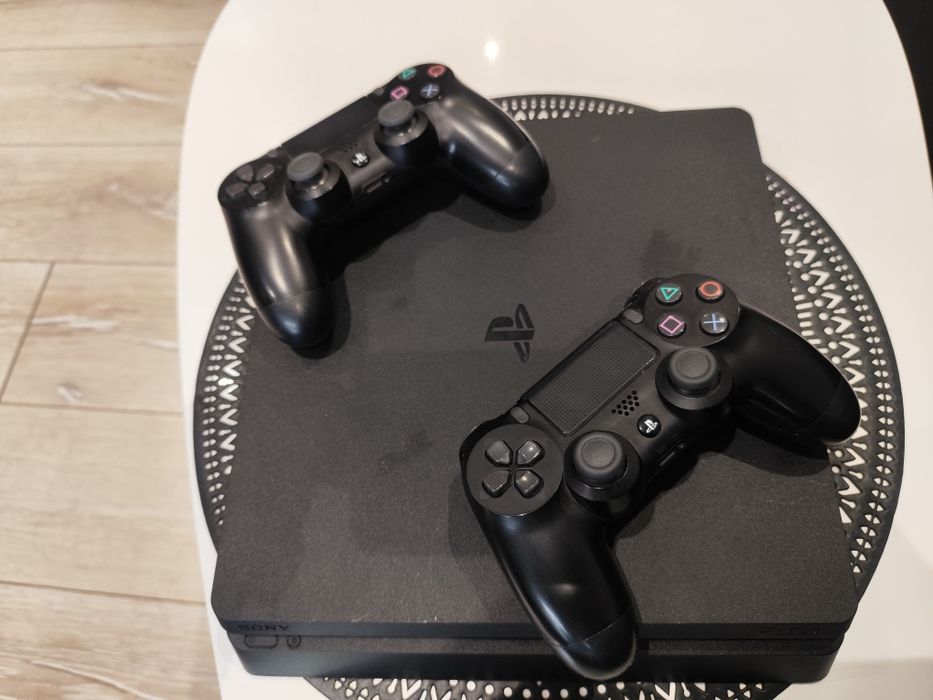 Ps4 slim.      .