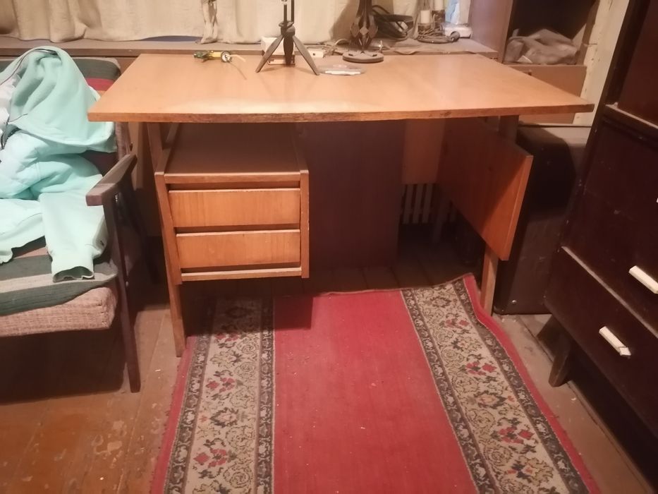 Письменный стол из дерева