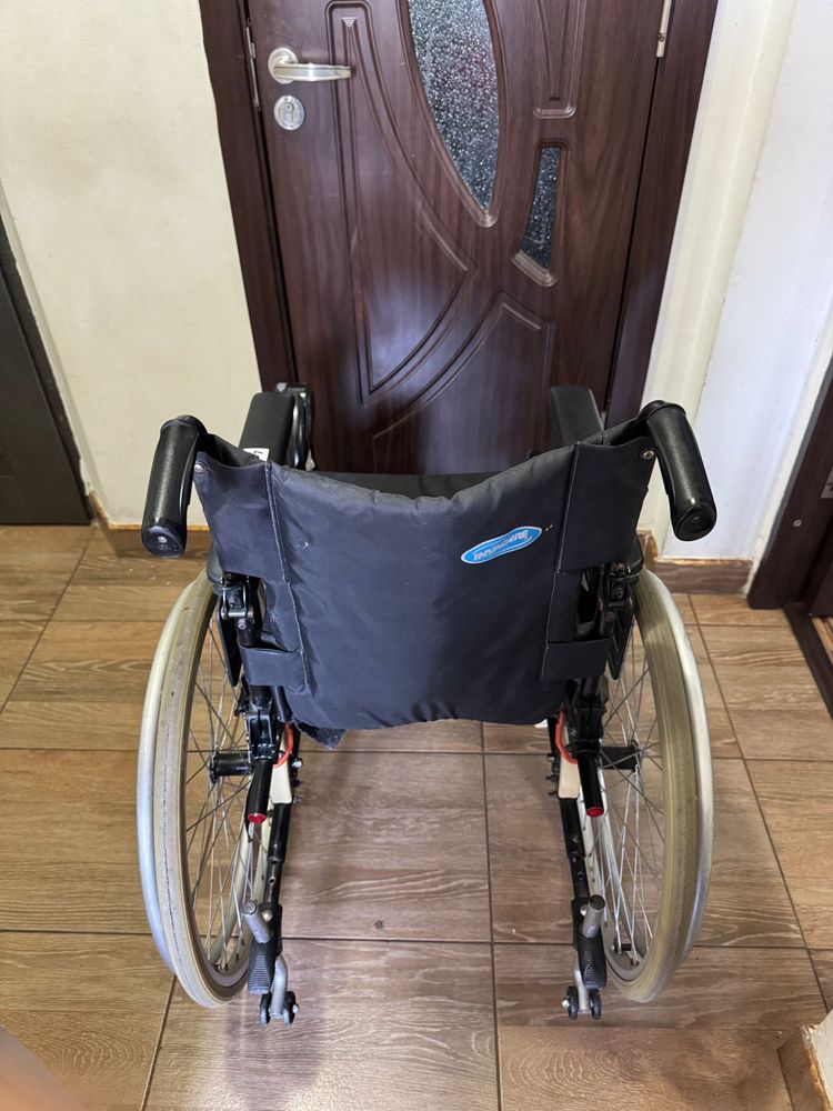 Carut scaun rulant din aluminiu batrani handicap dizabilitati