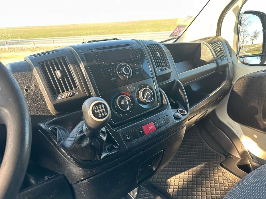 Peugeot Boxer Doka 7 locuri și benă fixă