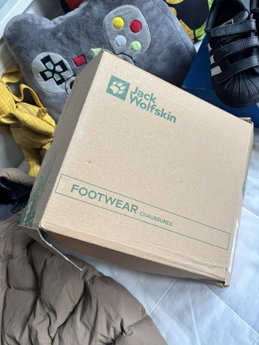 Яке Zara и боти Jack Wolfskin 33 номер