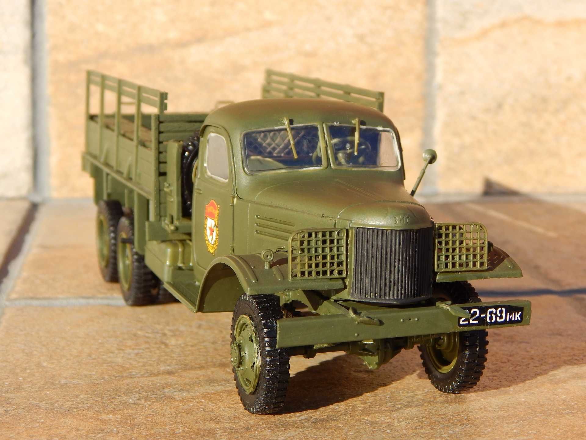 Macheta camion rusesc sovietic asamblat ZiS-151 1947 sc 1:35 Zvezda