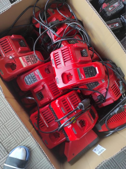 MILWAUKEE incarcatoare rapide si baterii defecte