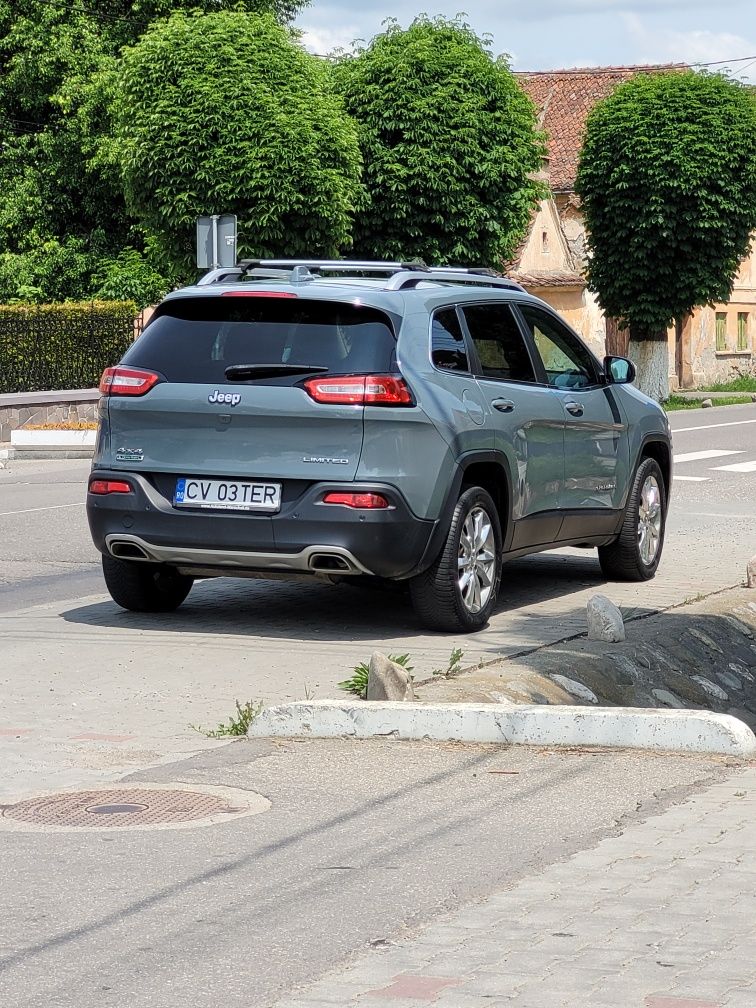 Vând Jeep Cherokee Limited