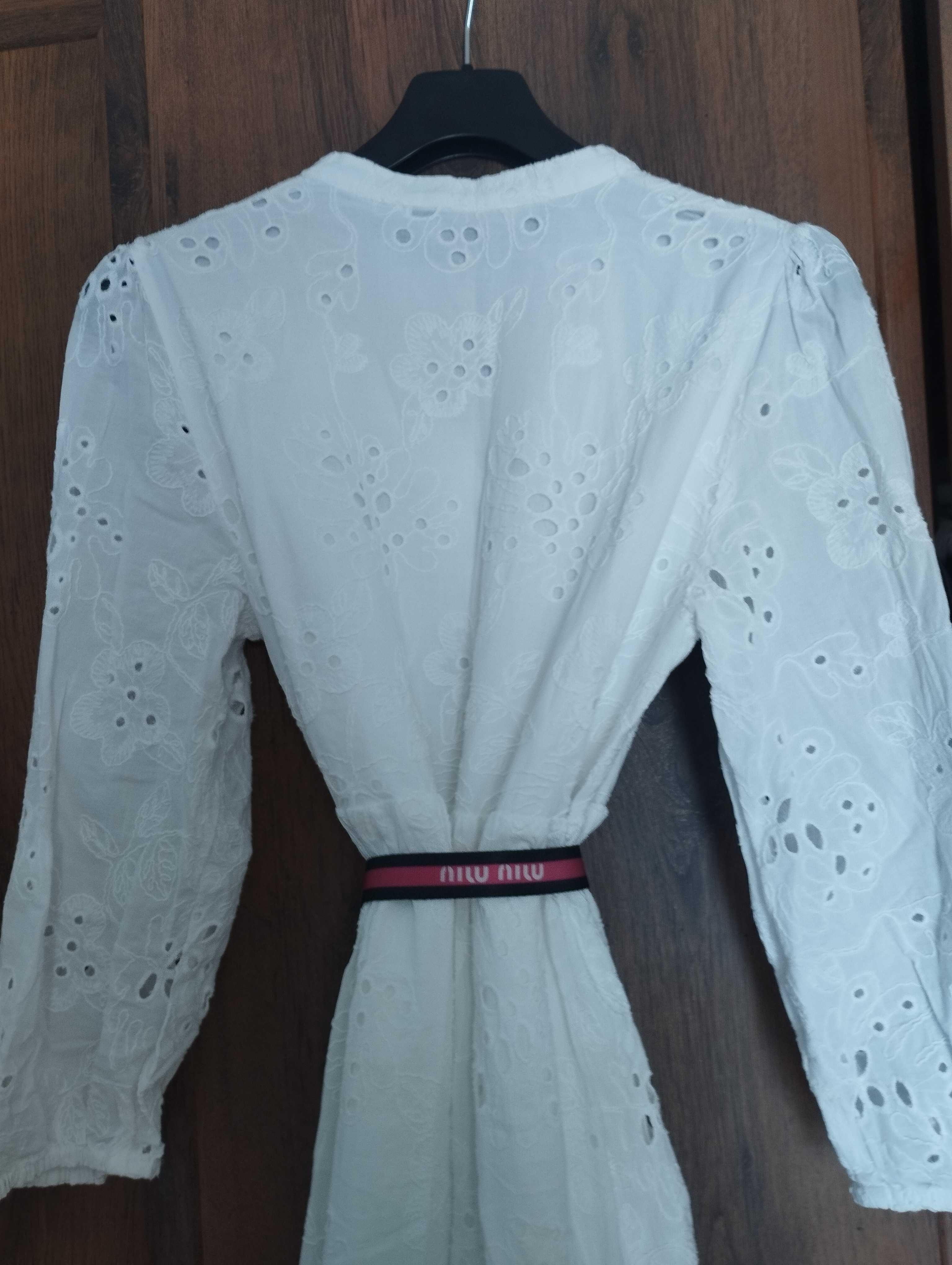 Бяла бродирана рокля Zara