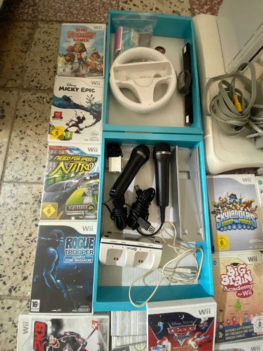 Joc Nintendo Wii cu toate accesoriile si 21 jocuri