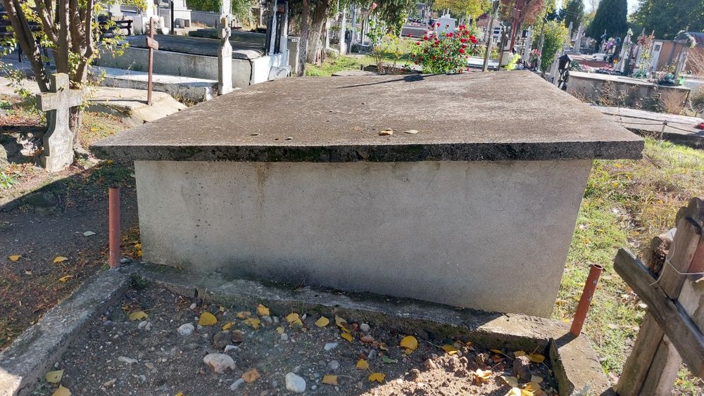 Loc de veci/cavou 5 locuri, in cimitirul Strehareț