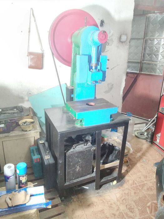 Продавам ексцентрик преса 25 тона