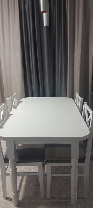 Продам стол с 5 стульями! В раздвижном виде 2 метра, в собранном 1,5 м