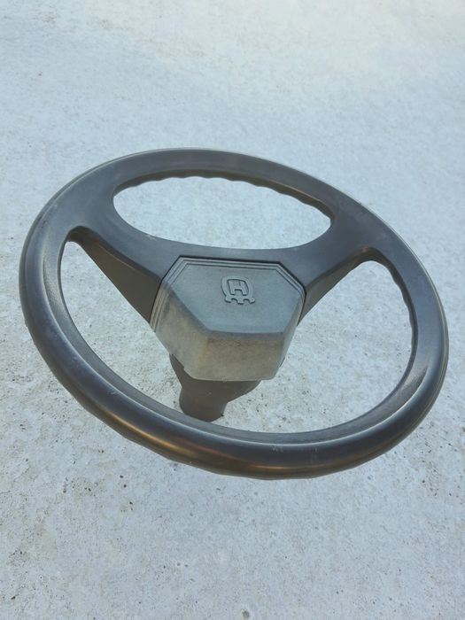 Volan pentru tractoras de tuns gazon.
Se potrivește pe multe modele.
N