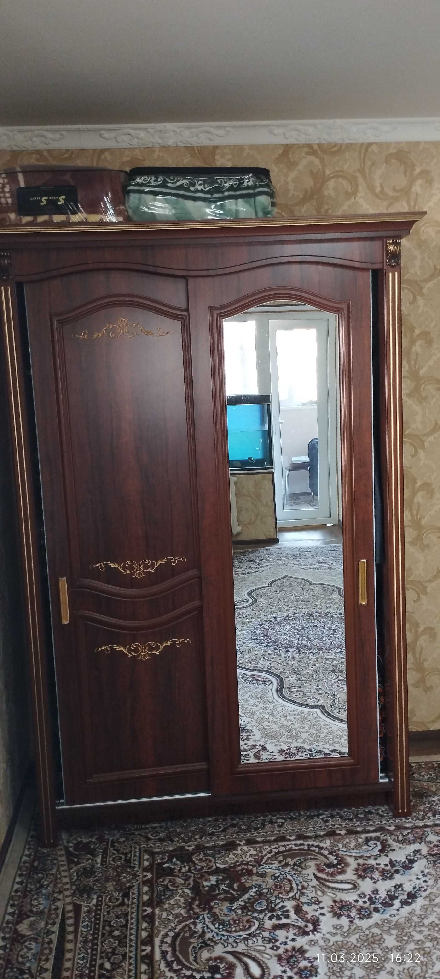 Продаётся Шифоньер Шкаф сотилади в идеальном состоянии
