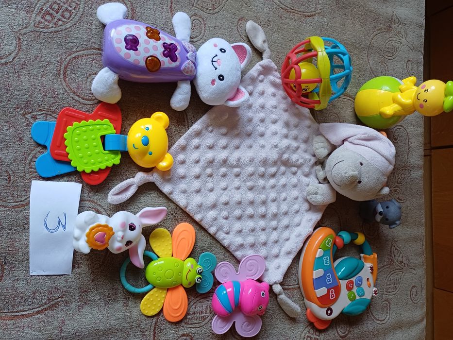 Сетове бебешки играчки.