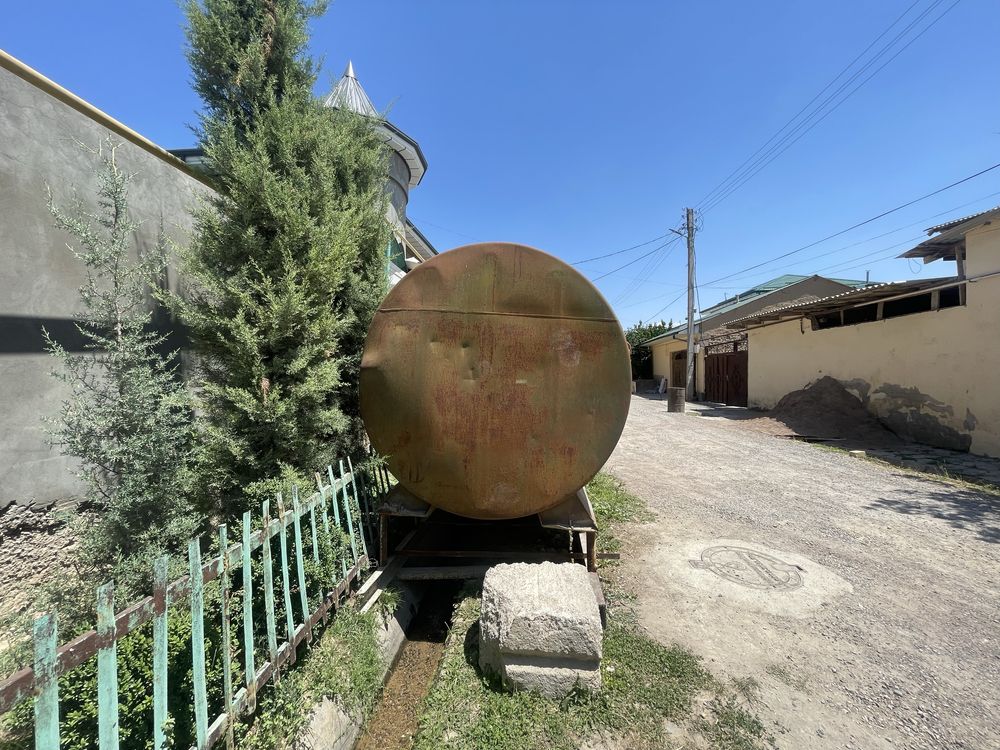 Ёмкость сотилади 8 тонна сув кетади срочно нархи 2000$ келшамиз тел
