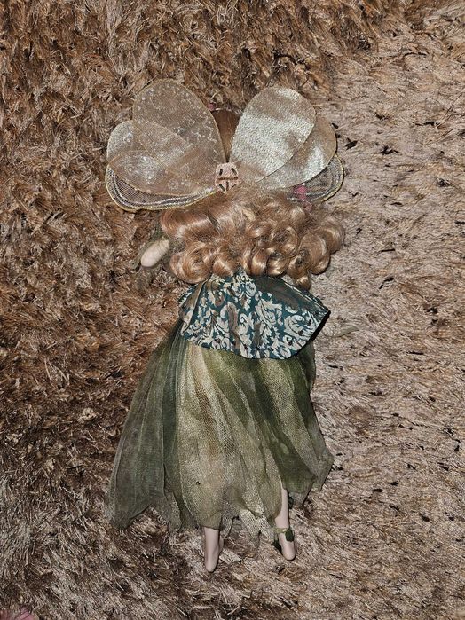 Продавам красива порцеланова кукла