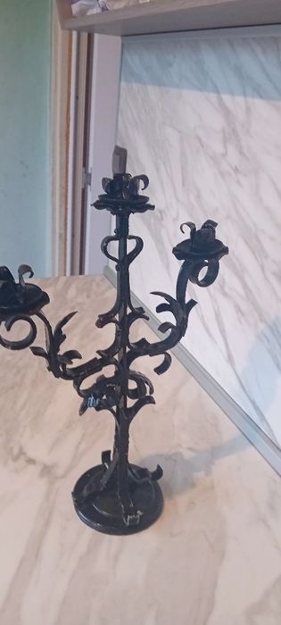 Голям кован метален свещник.