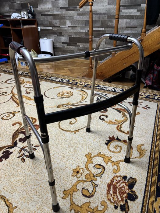 Инвалидная коляска и ходунки