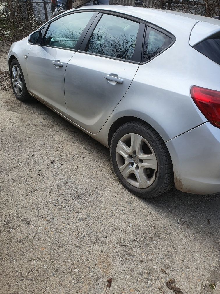 Dezmembrez Opel Astra J hatchback1.7 diesel