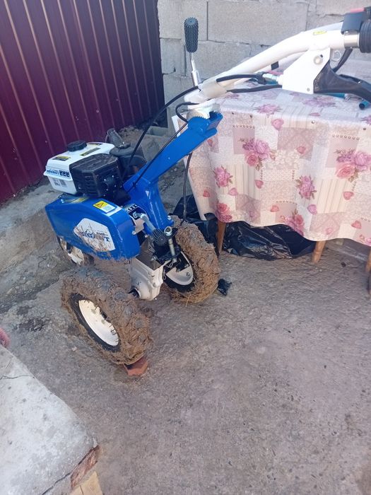 Vând motosapa+remorca