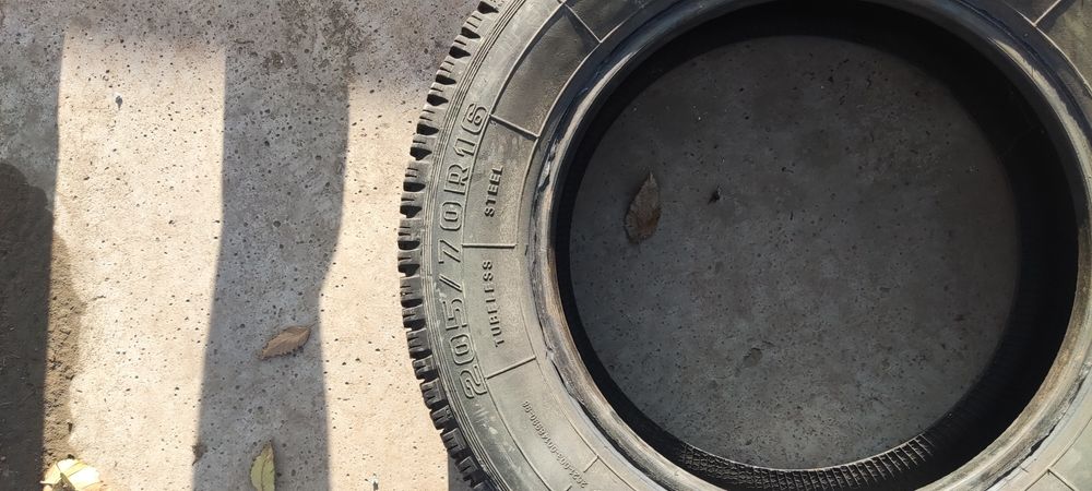 Продам резину на ниву