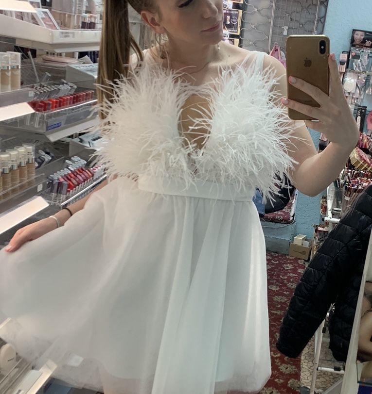 Бяла рокля с пера