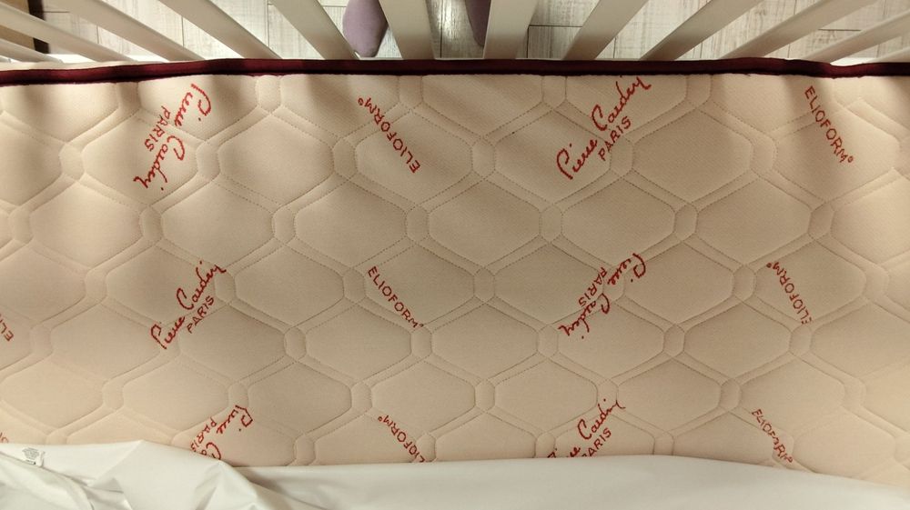 Бебешко креватче  и матрак Pierre Cardin с протектор. Неизползвани.