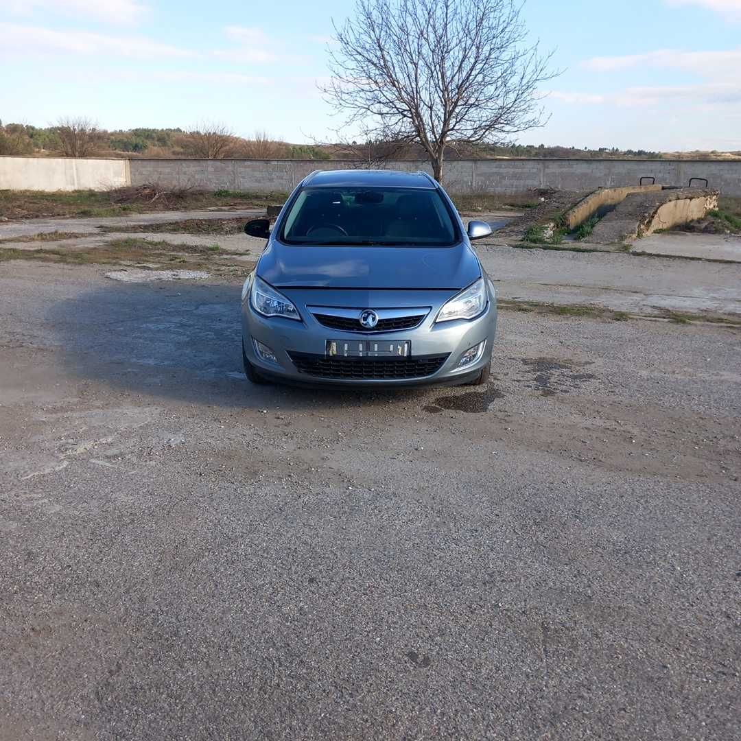 Опел Астра J 2,0 CDTI комби 2011/Astra J Sports Tourer 2,0 CDTI silver