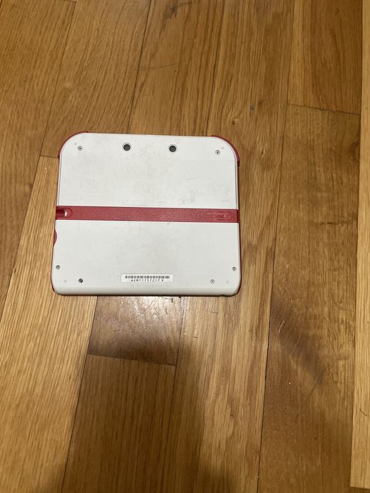 Joc nintendo 2ds in conditi foarte bune. Vand jocuri pentru el separat