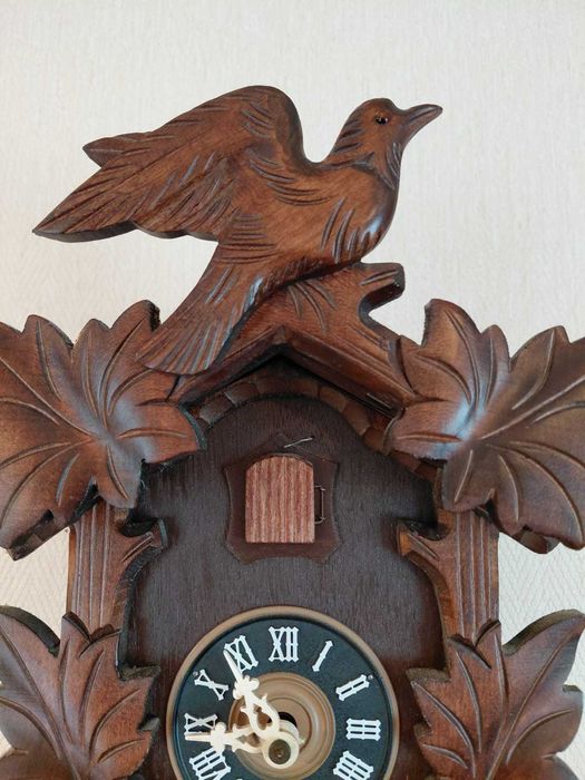Ceas cu cuc din lemn de nuc