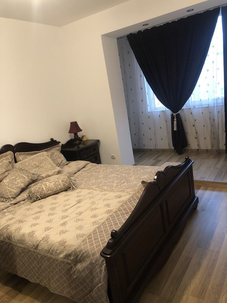 Vand apartament cu 4 camere in zona Scala