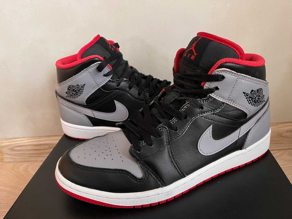 ОРИГИНАЛНИ Nike Air Jordan 1 mid в размер EUR42