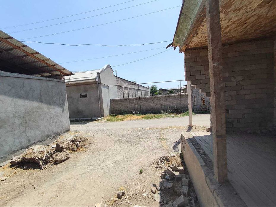 Ер уй сотилади, 3 та уй курса булади, 7 сотих, Иппадромга 8 км.