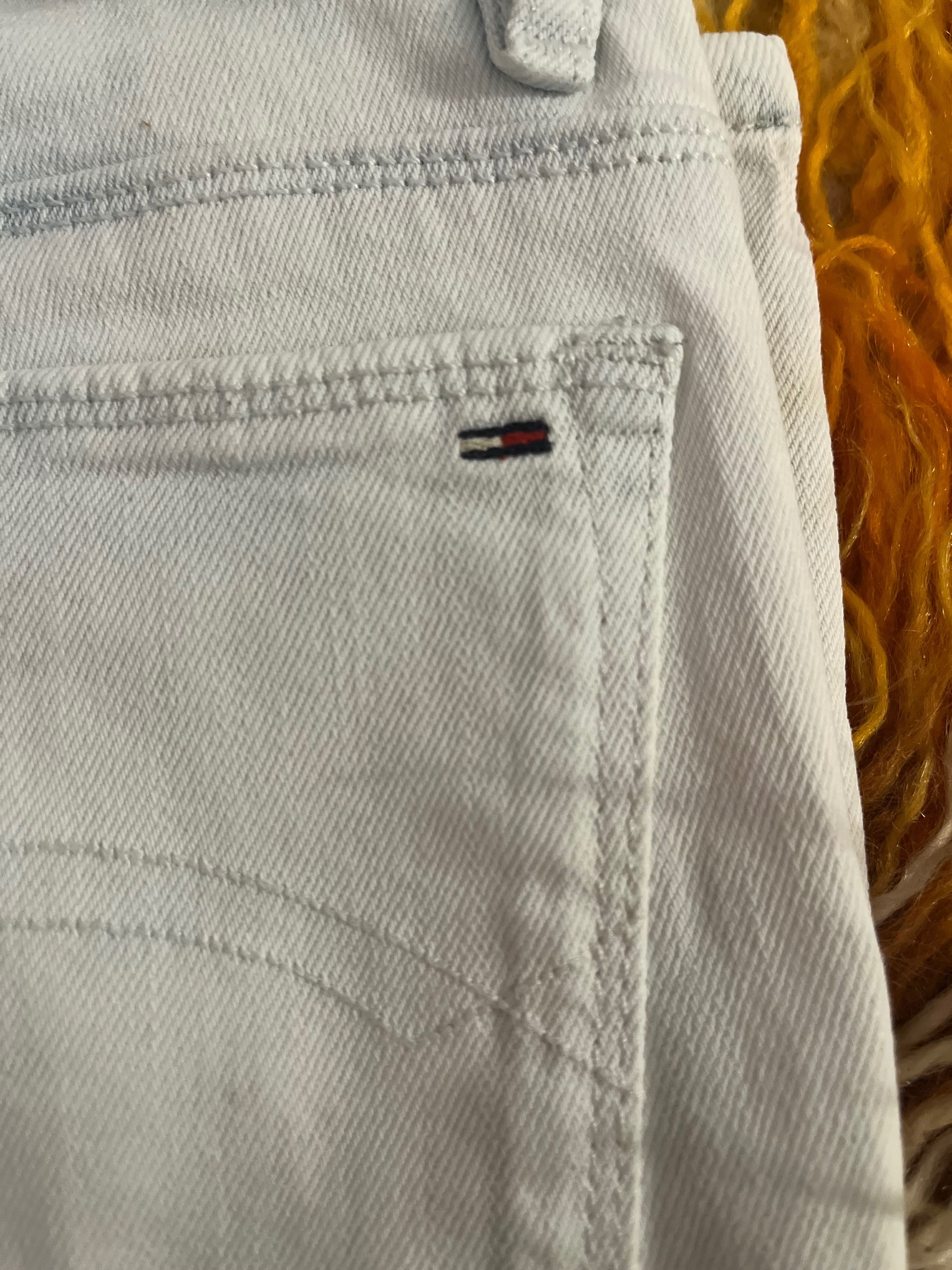 Накъсани дънки на Tommy Hilfiger