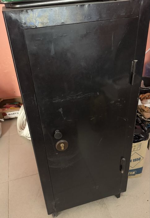 Продам сейф металлический офисный