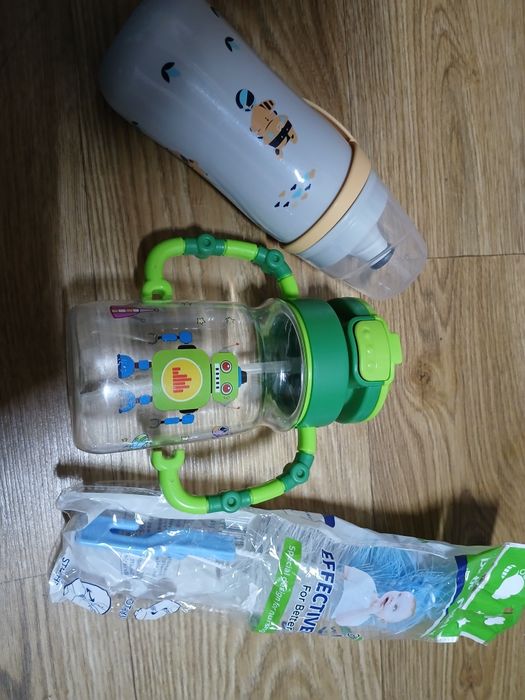 Sticle de apă + perie