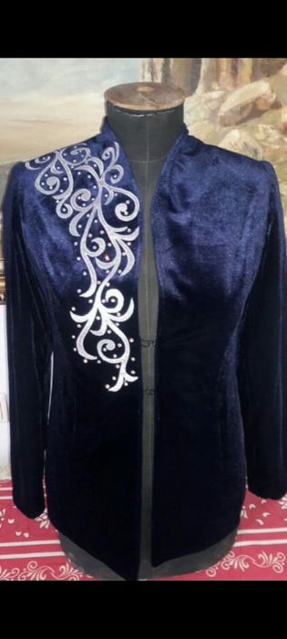 Продам костюм женский.