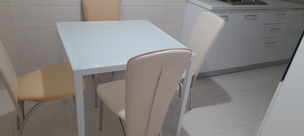 Masa dining+ 4 scaune gratis.