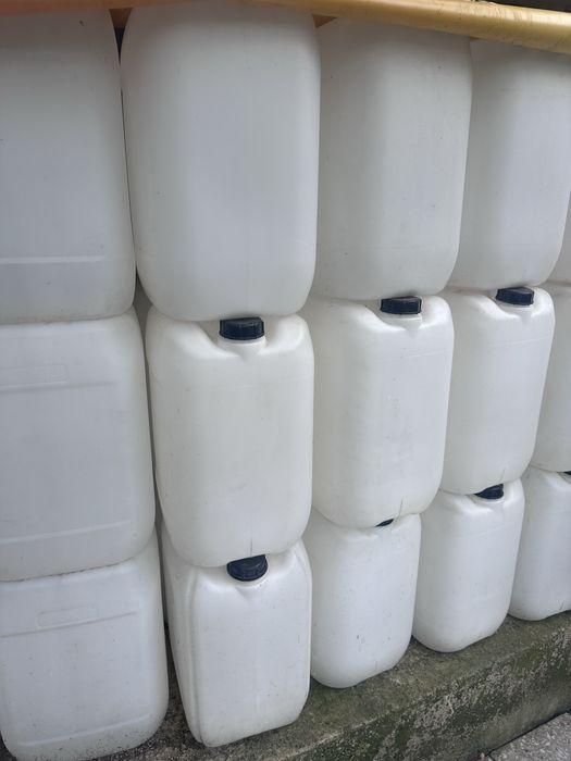 Vand canistre la 20 litri in stare perfecta pentru apa sau tuica