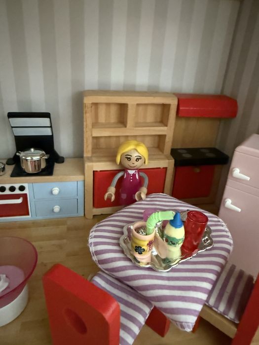 Дървена къща за кукли с много мебели и семейство