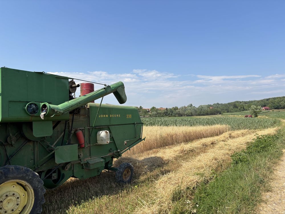 Vând combina John Deere 330