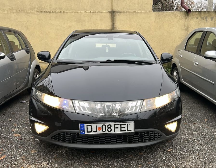 Honda Civic cu bara si farul avariate